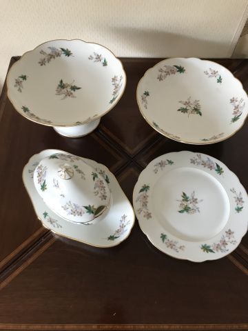 FERREOL
Partie de service en porcelaine à...
