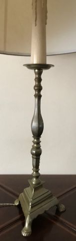 Pique cierge monté en lampe.