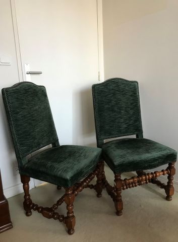 Deux chaises à haut dossier, piètement tourné...