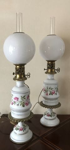Deux lampes à pétroles électrifiées en porcelaine...