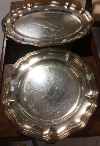 Deux plats en métal argenté.