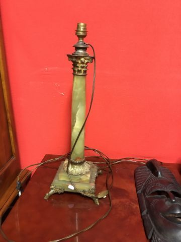 Pied de lampe colonne en onyx vert.
H. 49...