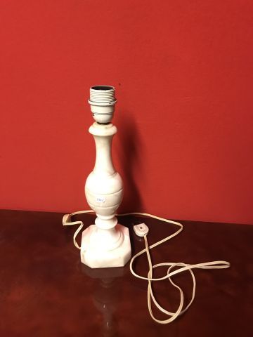 Pied de lampe en albâtre. VENDU AVEC LE SUIVANT
H....
