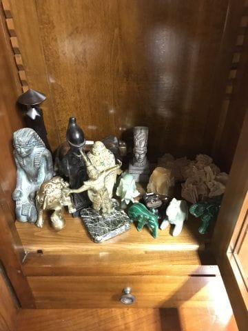 Bibelots et souvenirs de voyages : statuettes...