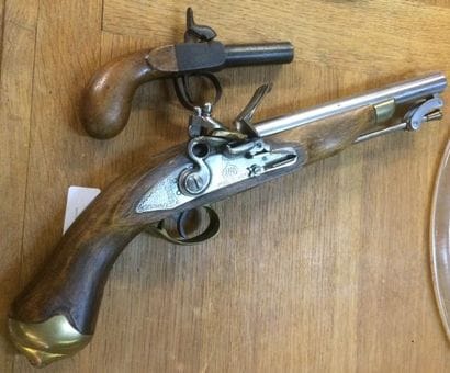 Reproductions d'un pistolet à silex et d'un...