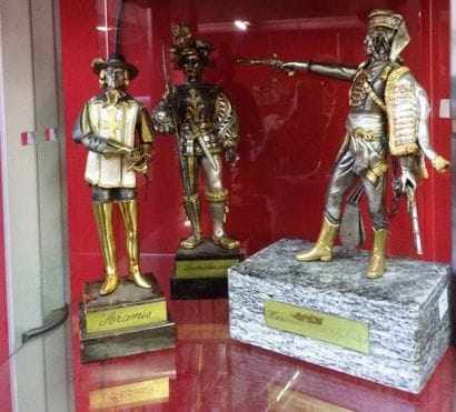 Trois statuettes en métal : 
Aramis, Lanzi...
