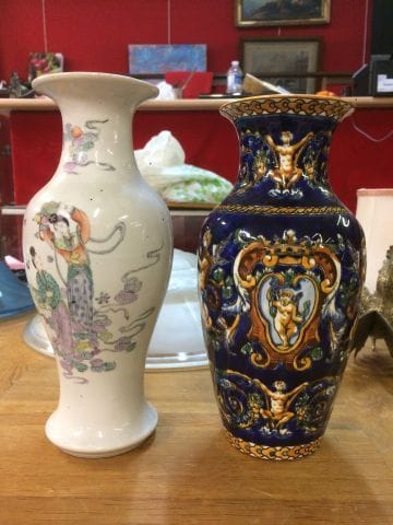 Deux vases, l'un Chine moderne, l'autre ...