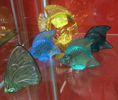 Quatre poissons en cristal dont un DAUM.
On...
