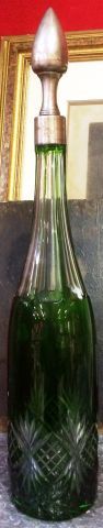 Bouteille en verre de Bohême teinté vert,...