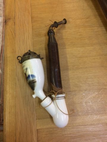 Pipe en bois et porcelaine à motif d'un ...