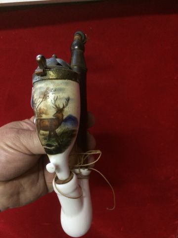 Pipe en bois et porcelaine à motif d'un ...