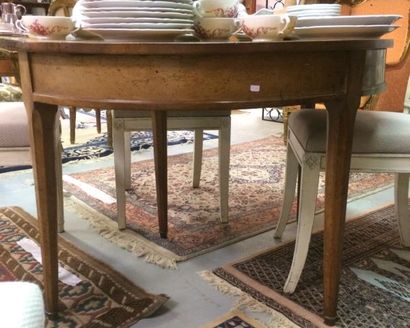 Table demi-lune.
D. 106 cm.
