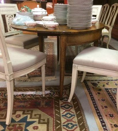 Table demi-lune.
D. 106 cm.