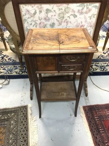 Petite table à plateau ouvrant, deux tiroirs...