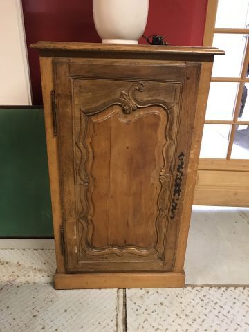 Paire de meubles à hauteur d'appui ouvrant...