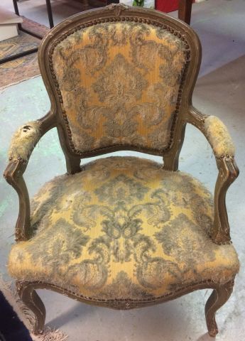 Fauteuil cabriolet en bois laqué vert.
Louis...
