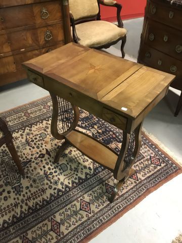 Petite table coiffeuse en bois de placage....