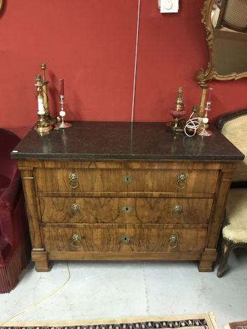 Commode en placage d'acajou ouvrant par trois...