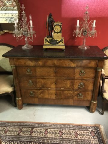Commode en placage d'acajou ouvrant par quatre...