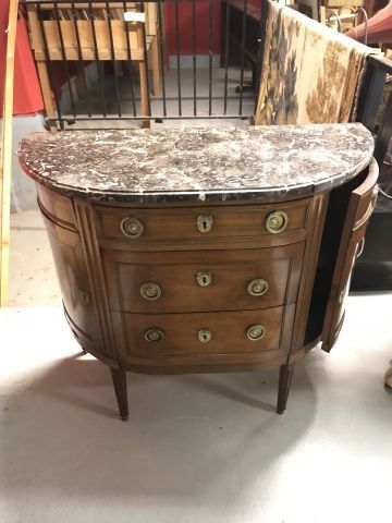 Commode demi lune ouvrant par trois tiroirs...