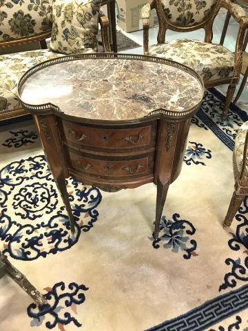 Petite commode rognon en bois de placage,...