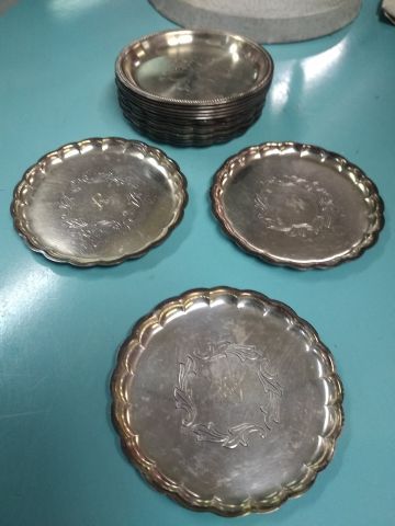 Dessous de verres en métal argenté.