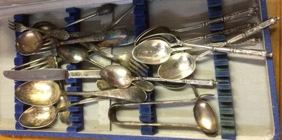 Dans un coffret, une quinzaine de couverts...