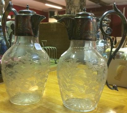 Deux verseuses en verre métal.