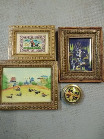 3 Miniatures encadrées
MOGOL.
H. 12 et 8...