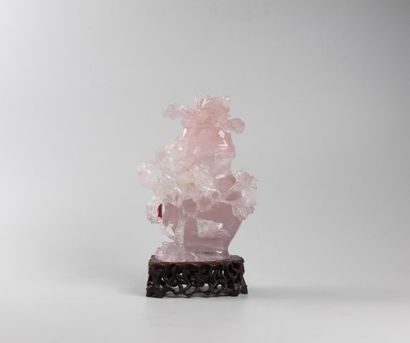 Vase en quartz rose à décor de fleurs sculptées.
H....