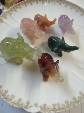 Sujets éléphants en pierres dures (accid...