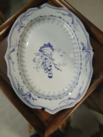 Plat long en porcelaine à décor en camaïeu...