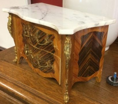 Une petite commode de maîtrise marqueterie...