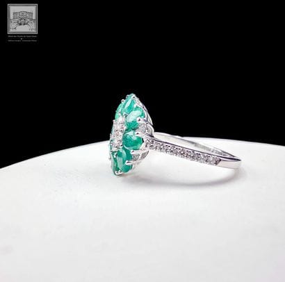 Bague Marguerite en or blanc 750°/.(18K)...