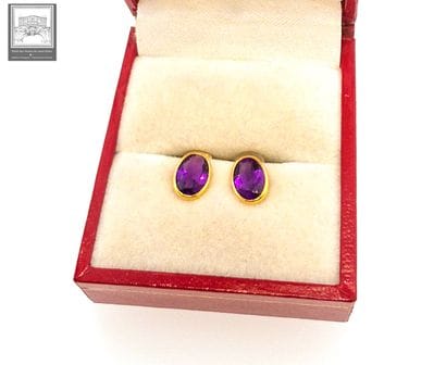 Paire de boutons d'oreilles en or jaune 750°/.(18K)...