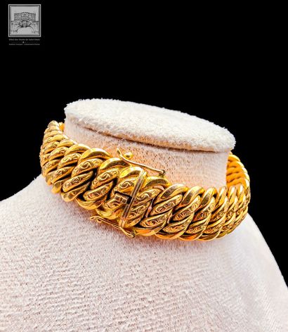 Bracelet en or jaune à mailles tressées 
Travail...