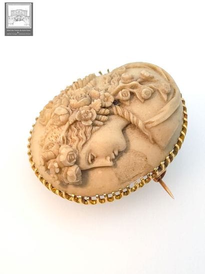 Importante broche en pierre taillée
Décor...