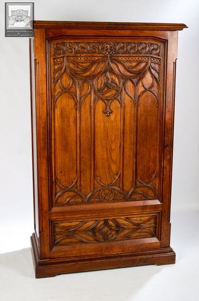 Meuble Néo-gothique 
Ouvrant par une porte...