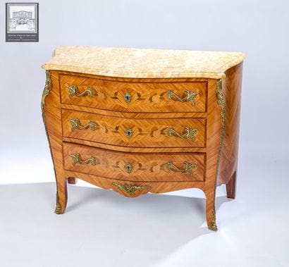 Commode Sauteuse 
Style Louis XV
Décor marqueté...