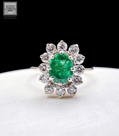 Bague Marguerite
Or gris et platine 750/°°°
Poinçon...