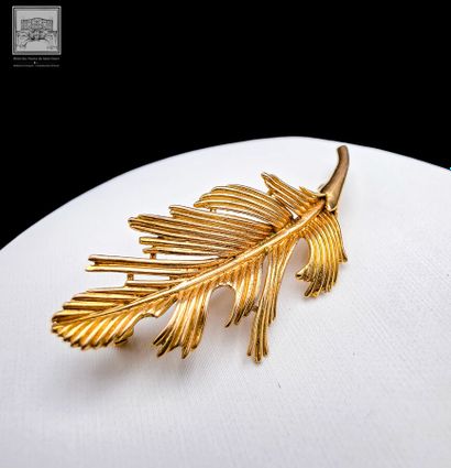 Brooch with feather design
18K yellow gold...