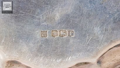 Plat en argent 
Poinçon au lion passant 
Inscription...
