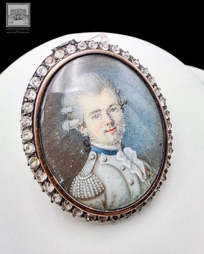 BROCHE-MÉDAILLON AU PORTRAIT D'UN OFFICIER...