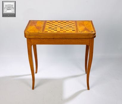 Table à jeux en noyer et bois de placage...