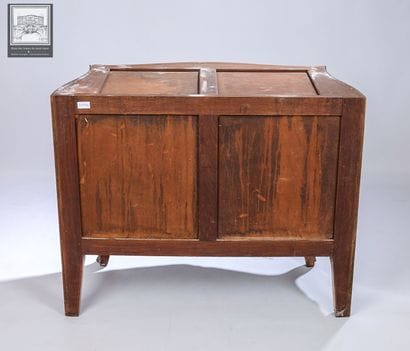 Commode Sauteuse 
Style Louis XV
Décor marqueté...