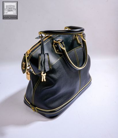 LOUIS VUITTON.
SAC à main modèle Lockit 
Cuir...