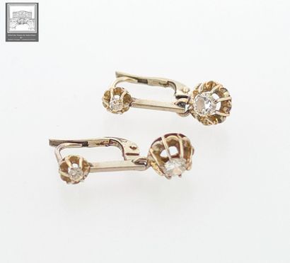 Paire de pendants d'oreilles
Or gris 18K...