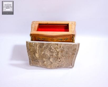 Boîte à bijoux en forme de commode de style...