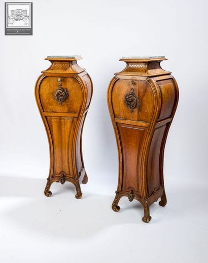 Paire de selettes
Style Louis XV
Bois sculpté
Dessus...