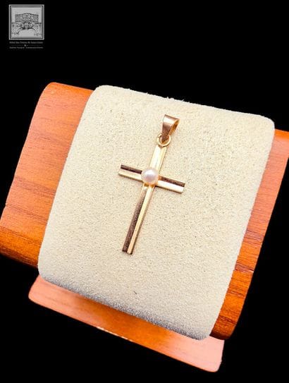 Pendentif en forme de croix
or jaune18K 750/°°°
Poinçon...